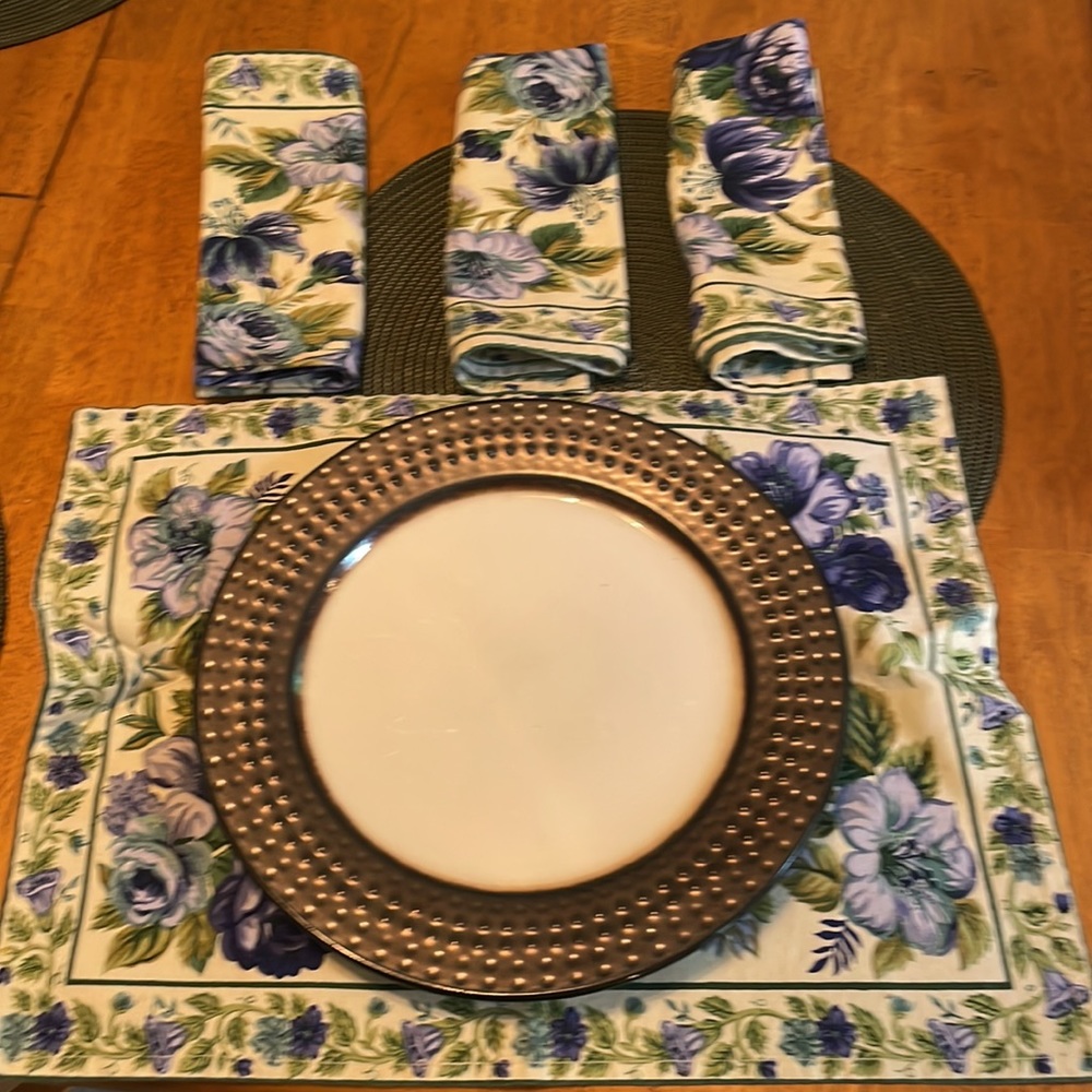 Food Network napkins and extra placemats - Picture 6 of 9